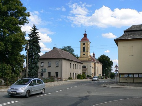 Stěžery-Škola,_kostel_2006.jpg